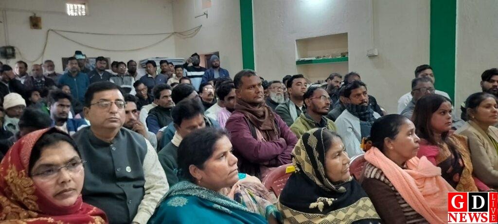 जिला कांग्रेस कार्यालय में संविधान रक्षक अभियान के तहत आयोजित बैठक में संविधान की रक्षा का लिया गया संकल्प। 7 img 20241226 wa00224677351280443428131