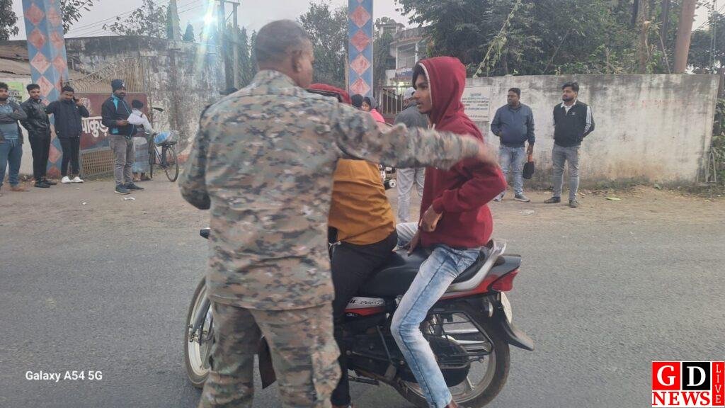 यातायात नियमों का उल्लंघन करने वाले वाहनों पर कार्रवाई, 37,500 रुपये का वसूला गया जुर्माना। 7 img 20241226 wa0031199761423825025810