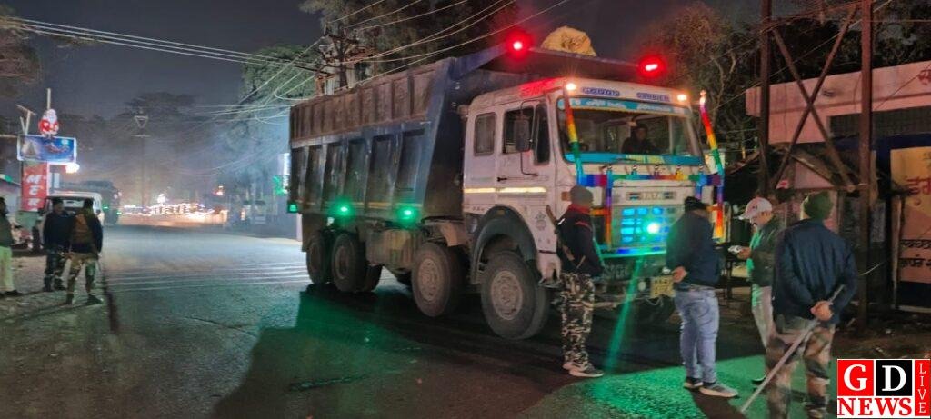 वाहनों की सघन जांच अभियान चलाकर वसूला गया दो लाख का जुर्माना,नियमों का पालन करने हेतु की गई अपील। 7 img 20241227 wa00098151931156819728351