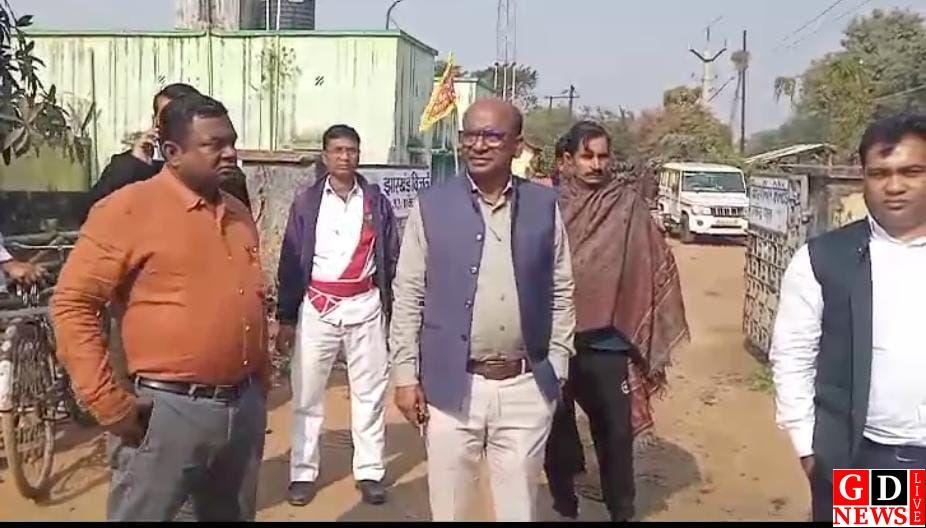 अतिक्रमण मुक्त करने को लेकर चलाया गया अभियान, अतिक्रमण किए दुकानों पर चला बुलडोजर। 7 img 20241227 wa00265697267325876162397