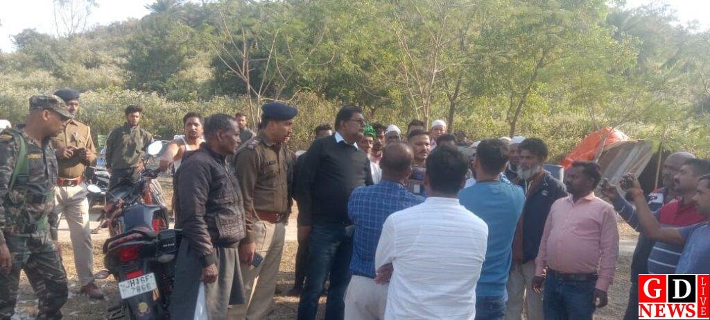 पीर पहाड़ में जमीन कब्जे को लेकर दो समुदायों में विवाद, प्रशासन ने सुलझाया मामला। 7 img 20241227 wa00286949552811517946669