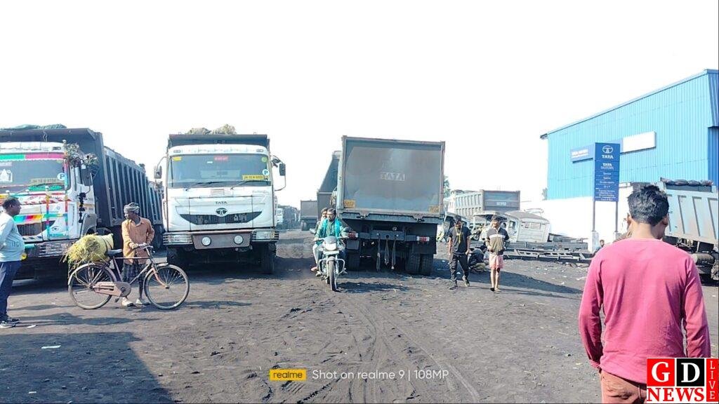 सड़क दुर्घटना में दो युवक गंभीर, ग्रामीणों ने किया मुआवजा की मांग 7 img 20241228 wa00142625632846316463499