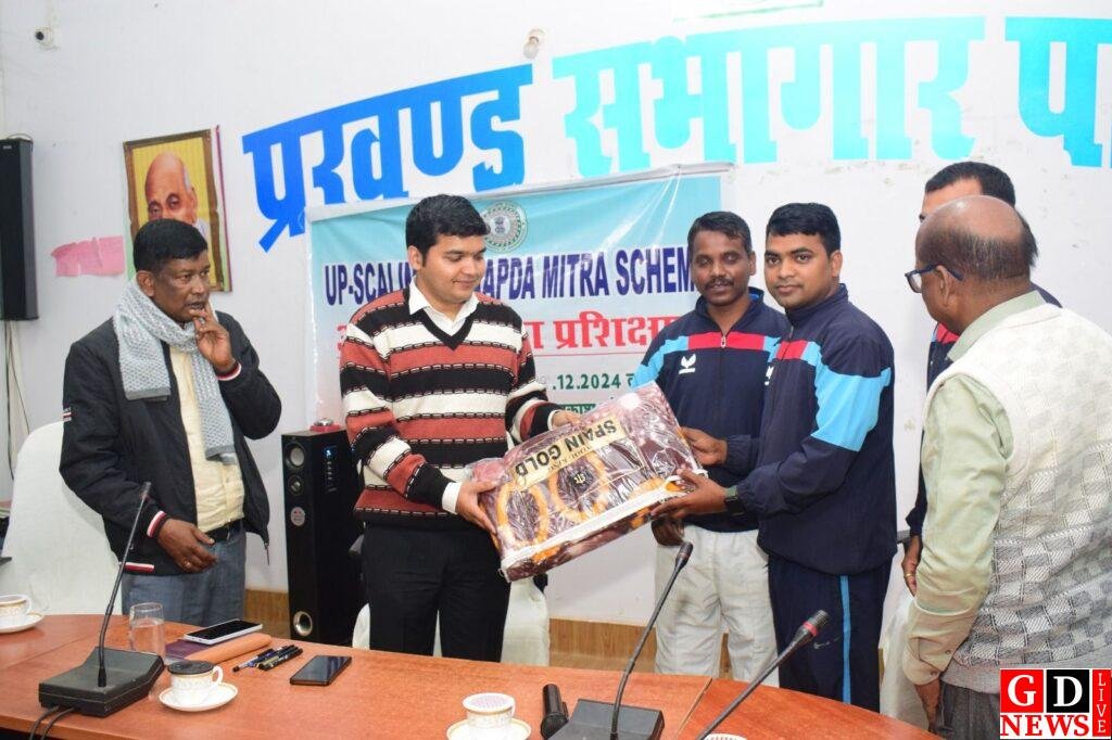 61 आपदा मित्रों को प्रशिक्षिणोपरांत उपायुक्त ने बांटे प्रमाण पत्र। 7 img 20241230 wa0018290526797358729405