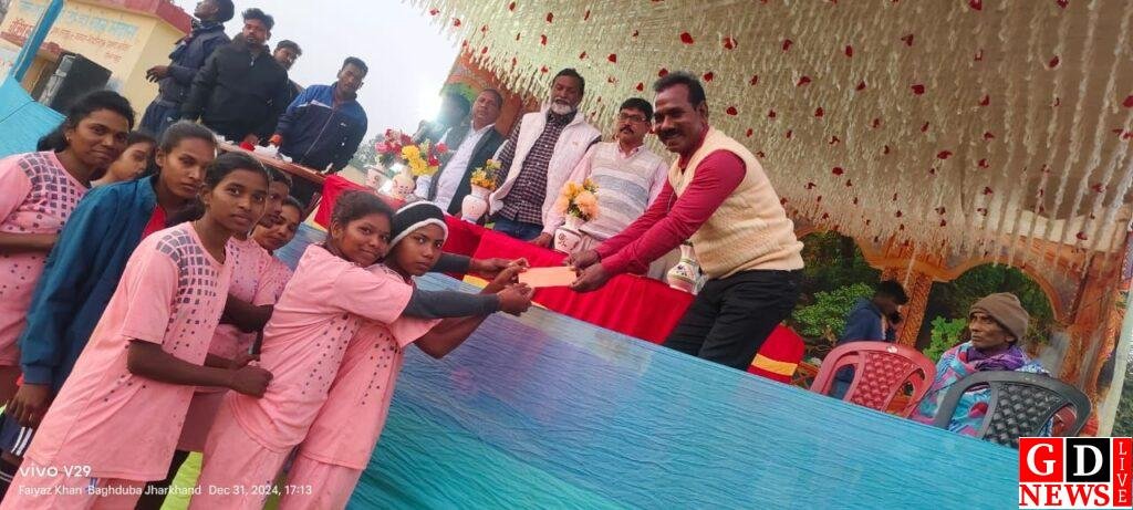 बाबा तिलका मांझी मेमोरियल क्लब की तरफ से तीन दिवसीय फुटबॉल प्रतियोगिता आयोजित। 7 img 20241231 wa00246870490153747824898