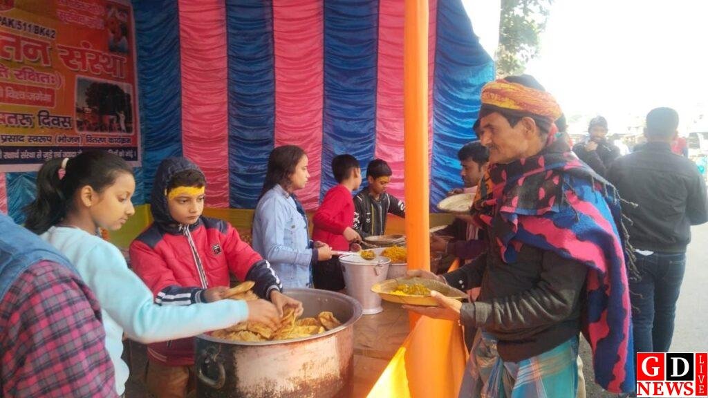 सत्य सनातन संस्था ने कल्पतरु दिवस पर किया हजारों लोगों के बीच प्रसाद स्वरूप भोजन वितरण 7 img 20250101 wa00172416205610284568165