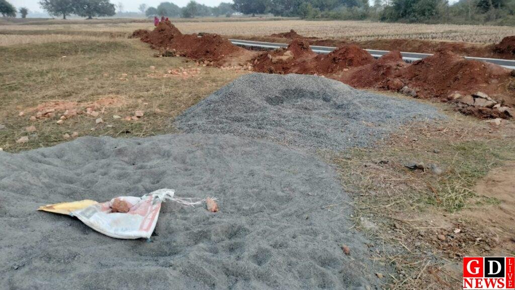 प्रशासन व विधायक को ठेंगा दिखाते हुए संवेदक कर रहे नाली निर्माण में घोर अनियमितता, ग्रामीणों ने की जांच की मांग। 7 img 20250102 wa00361293888749773267947