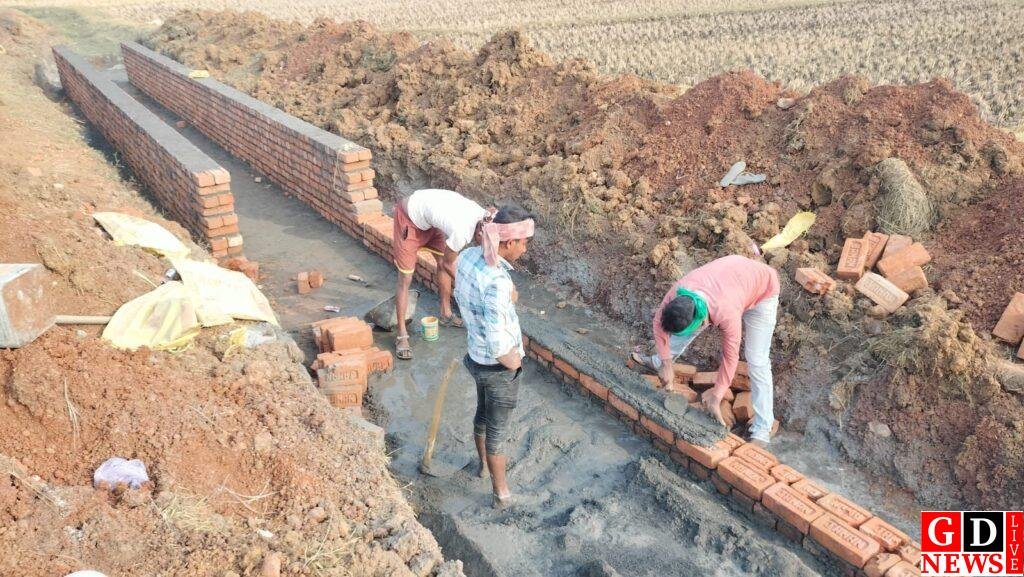 प्रशासन व विधायक को ठेंगा दिखाते हुए संवेदक कर रहे नाली निर्माण में घोर अनियमितता, ग्रामीणों ने की जांच की मांग। 8 img 20250102 wa00374302762748105464418