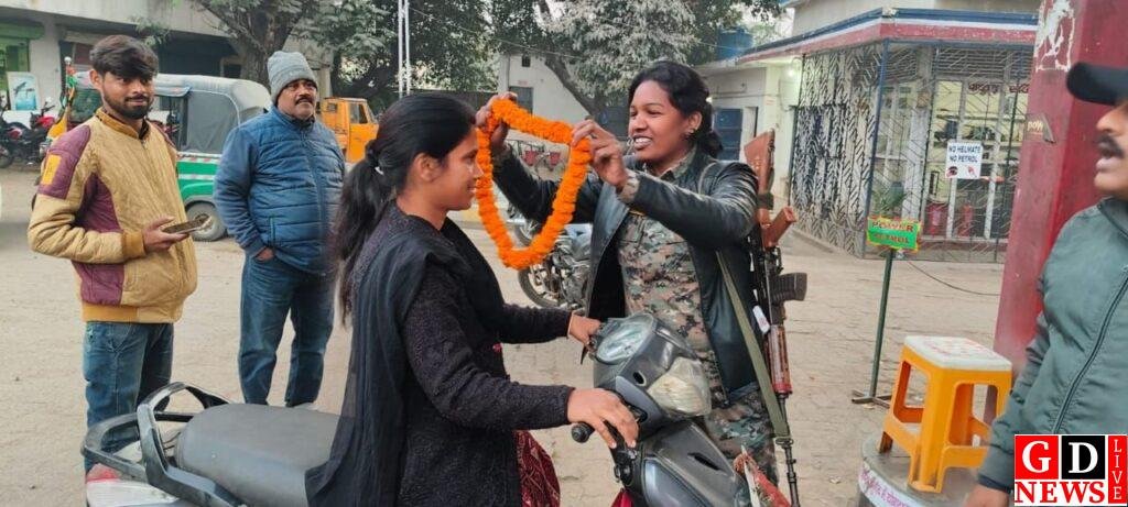 वाहन चालकों को फूल, माला पहनाकर चलाया गया सड़क सुरक्षा जागरूकता अभियान। 7 img 20250103 wa00238472691411053582781