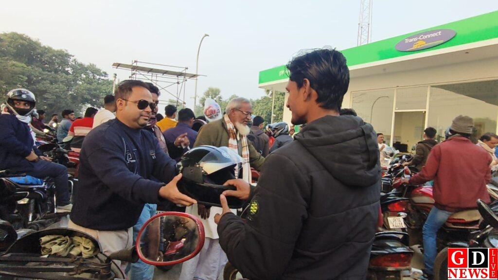 अजहर इस्लाम ने अपनी प्रतिबद्धता दिखाई, हेलमेट वितरण और जागरूकता अभियान चलाया। 7 img 20250103 wa00316399801743969094461