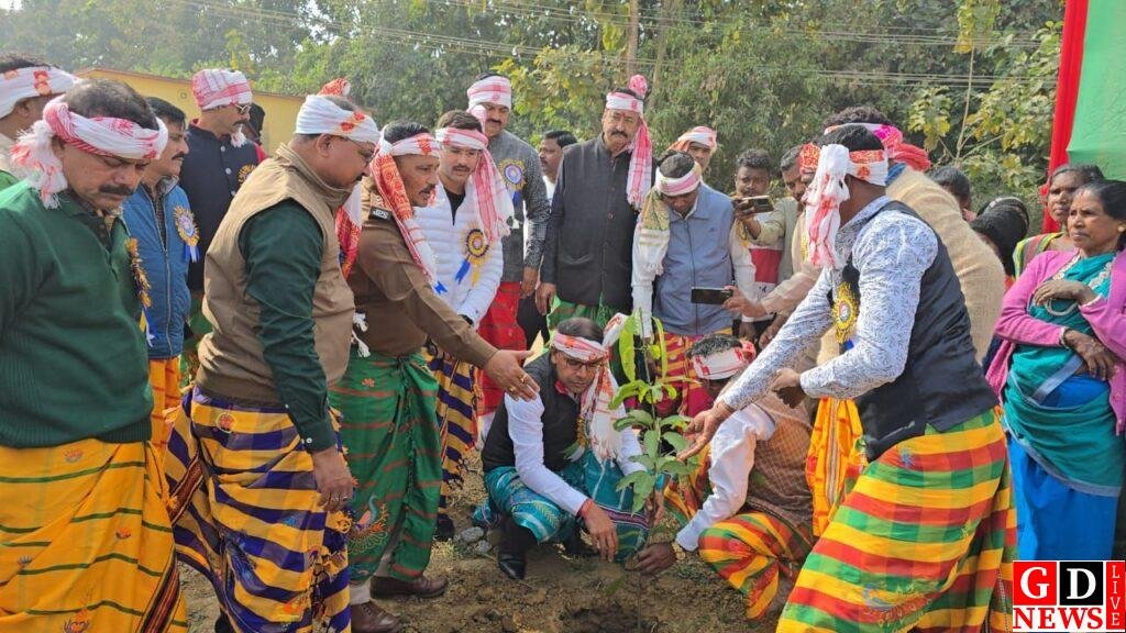 पुलिस केंद्र में सोहराय महापर्व बड़े ही धूमधाम से मनाया गया, एसपी प्रभात कुमार ने किया संबोधित। 7 img 20250105 wa00206641839758276204843