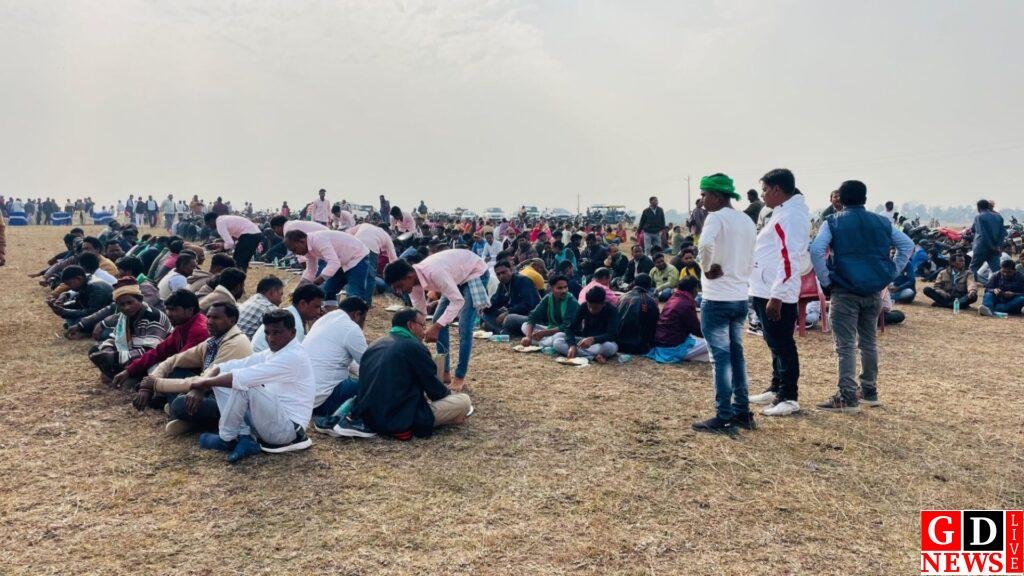 झामुमो की विधानसभा स्तरीय समीक्षा बैठक और वनभोज आयोजन में नेताओं ने दी नव वर्ष की शुभकामनाएं। 7 img 20250106 wa00198420350423211365879