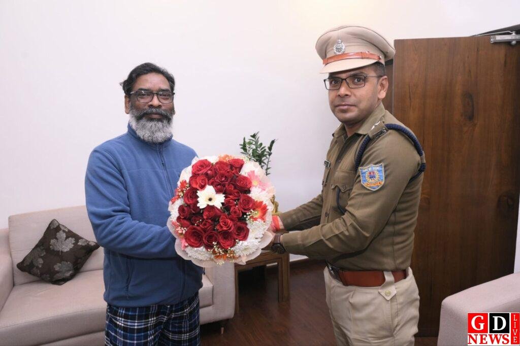 मुख्यमंत्री हेमंत सोरेन से उपायुक्त व पुलिस अधीक्षक ने की शिष्टाचार मुलाकात,दी नववर्ष की शुभकामनाएं. 8 img 20250106 wa00254114499471577271713