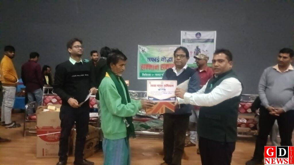 स्वच्छ भारत अभियान में उत्कृष्ट योगदान देने वाले सफाई योद्धा को किया गया सम्मानित। 7 img 20250107 wa00215727311118836948298