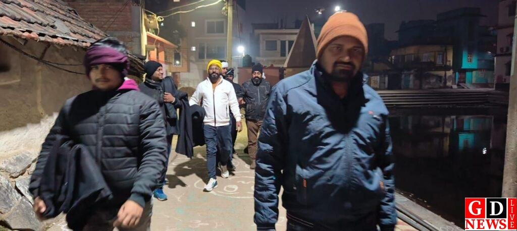 आधी रात सिकुड़ते गरीब असहाय लोगों के बीच कंबल का वितरण रामभक्त सेवा दल के झारखंड प्रदेश महामंत्री ने किया। 7 img 20250108 wa00093255028101820137440