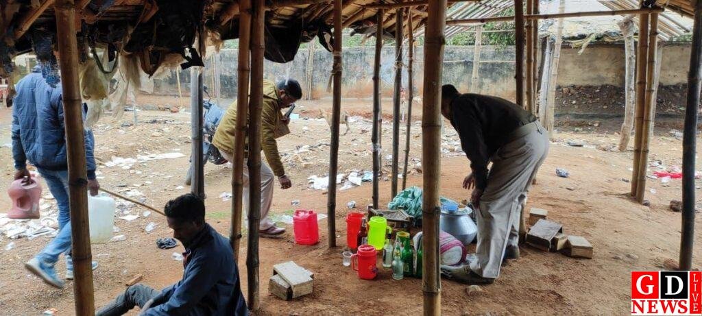 उत्पाद विभाग की कार्रवाई 22 लीटर महुआ दारू और 40 किलो जावा महुआ जप्त। 7 img 20250108 wa00342054287600562895746