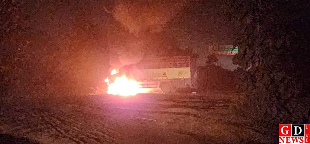 बिग ब्रेकिंग: इंडेन गैस ट्रक और डंपर की भीषण टक्कर, ट्रक में लगी आग, ड्राइवर गंभीर रूप से घायल 7 img 20250109 wa00461855283314064789740