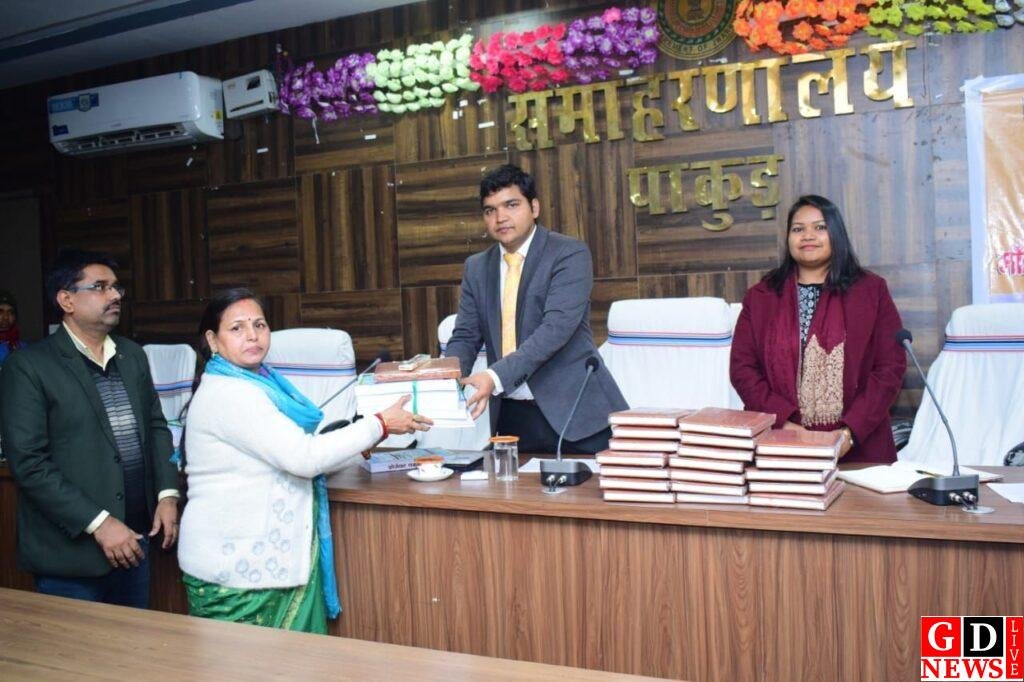 डीसी ने प्रोजेक्ट परख के तहत सरकारी स्कूल के शिक्षकों के बीच मॉडल प्रश्न पत्र-सह-उतर पुस्तिका का किया वितरण 7 img 20250110 wa00043721227385945622492