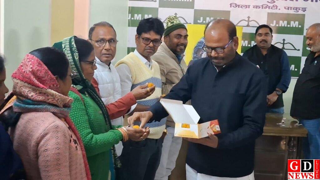 दिशोम गुरु शिबू सोरेन का मनाया गया 81वें जन्मदिन, मरीजों के बाँटा फल फ्रूट व कंबल। 13 img 20250111 wa003461344737867737140