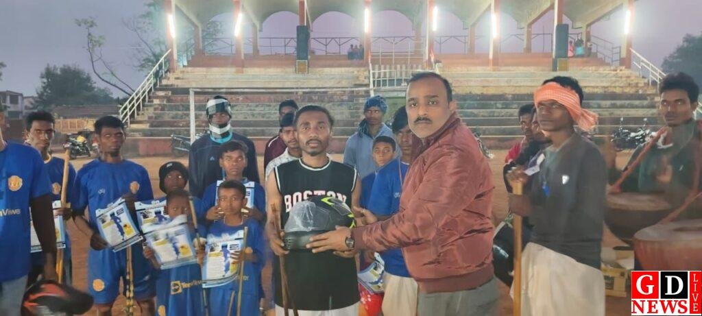 बिना हेल्मेट और कागजात के वाहन चालकों पर चालान काटा गया, साथ ही निशुल्क हेल्मेट किया गया वितरण। 7 img 20250111 wa00384425648545366357560