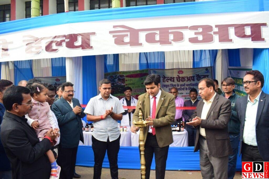 समाहरणालय परिसर में लगाया गया स्वास्थ्य जांच शिविर, कर्मियों ने किया रक्तदान 7 img 20250112 wa00508927680605165096782