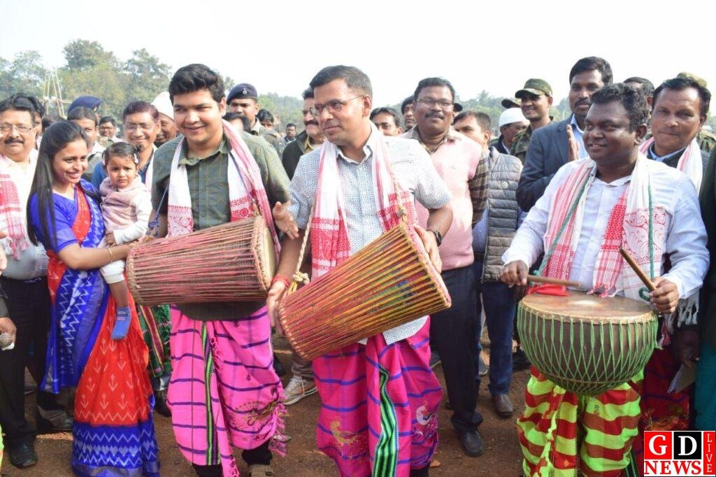 मांदर की थाप पर झूमे डीसी- एसपी, सरहूल पर जल, जंगल संरक्षण एवं स्वच्छता का दिया संदेश 7 img 20250112 wa00555563521195869736965
