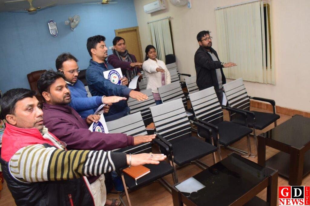 उपायुक्त ने सभी पदाधिकारियों एवं कर्मियों को फाइलेरिया रोधी दवा के सेवन करने की दिलाई शपथ। 6 img 20250114 wa00471953470535842748405