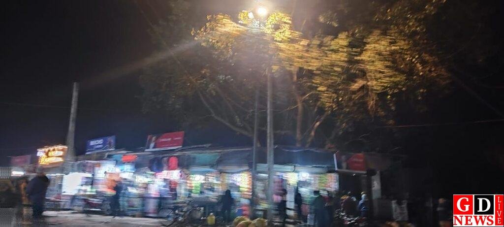 नेताजी चौक रोशनी से जगमगाया, रविंद्र चौक पर अब भी अंधेरा। 7 img 20250119 wa001474653102812279381