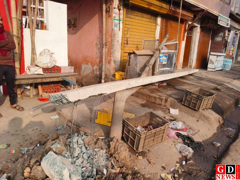 ओभरलोड बीड़ी पत्ता वाहन की टक्कर से कई विद्युत पोल क्षतिग्रस्त 7 img 20250120 wa00146228501068057246017