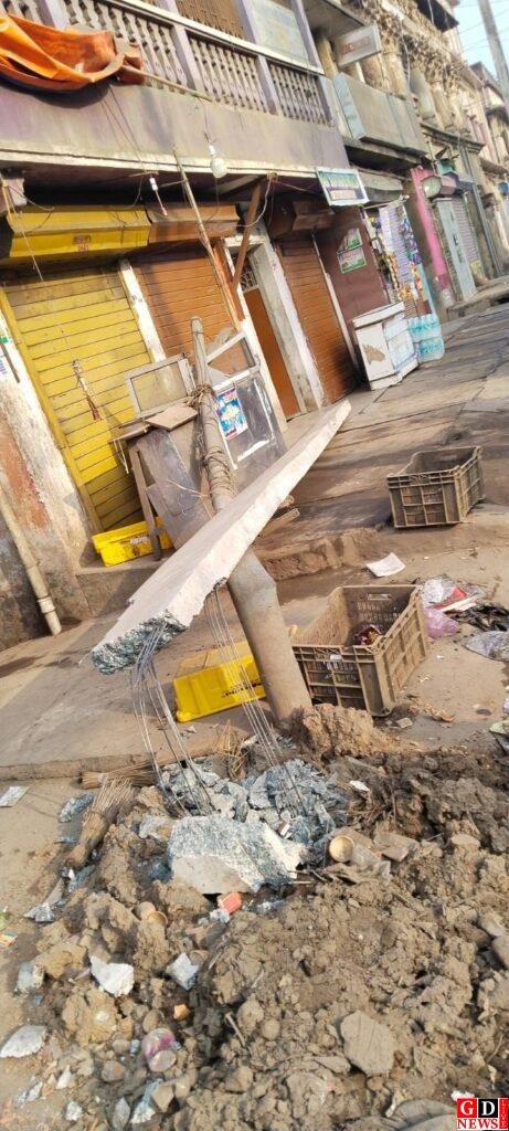 ओभरलोड बीड़ी पत्ता वाहन की टक्कर से कई विद्युत पोल क्षतिग्रस्त 8 img 20250120 wa00156718589455763186752