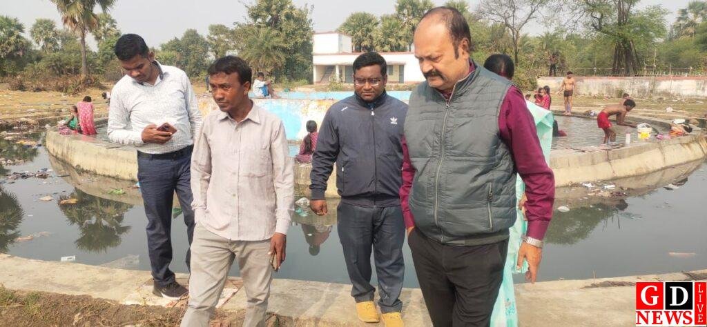 बीडीओ सह सीओ सोमनाथ बनर्जी ने गर्म जलकुण्ड परिसर का किया निरीक्षण, साफ-सफाई के दिए निर्देश। 7 img 20250121 wa0028238159069357892250