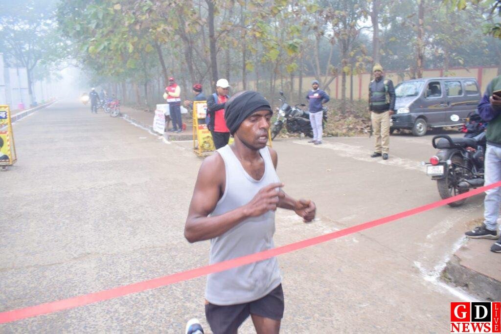 मैराथन दौड़ में संतोष मुर्मु ने मारी बाजी 7 img 20250124 wa00074837714078147475637
