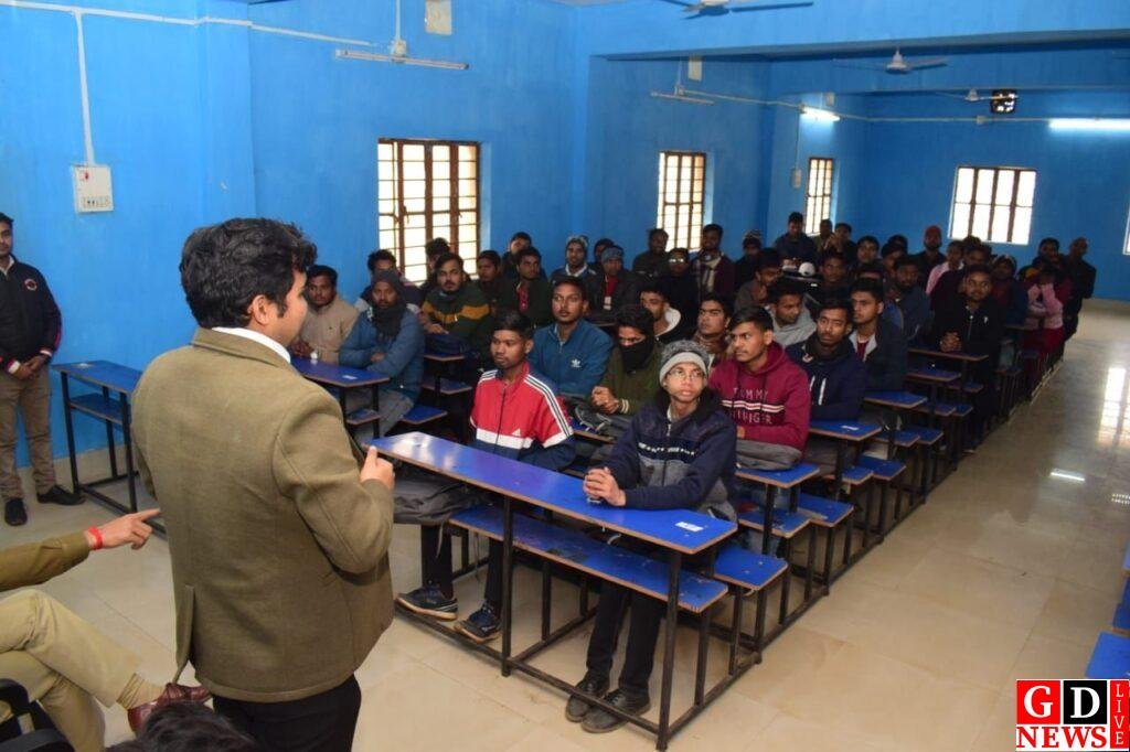 उपायुक्त व पुलिस अधीक्षक ने एंडेवर अकेडेमी में प्रतियोगी परीक्षाओं की तैयारी कर रहे छात्र-छात्राओं के साथ किया संवाद 7 img 20250124 wa00124089234370724477525