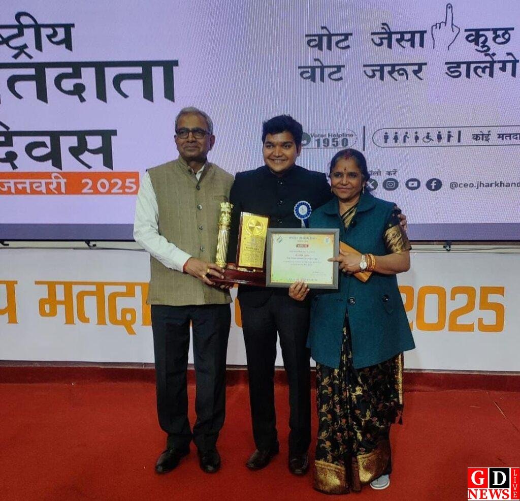 राज्यपाल के हाथों उपायुक्त मनीष कुमार हुए सम्मानित, टीम भावना को दिया श्रेय 7 img 20250125 wa00127821782771678621673