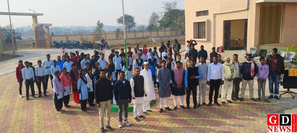 76वें गणतंत्र दिवस का भव्य आयोजन, झंडोत्तोलन और राष्ट्रीय ध्वज को सलामी देने के साथ मनाया गया राष्ट्रीय पर्व। 7 img 20250127 wa00666841606044378561797