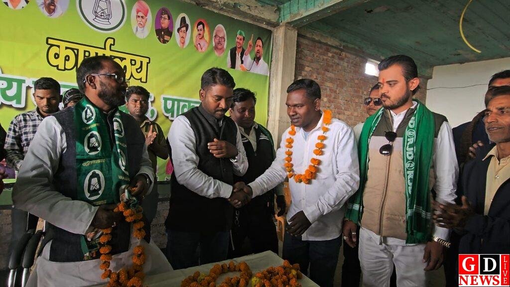 राजद ने मनाया पाकुड़ जिला स्थापना दिवस, दर्जनों ने थामा राजद का दमन 7 img 20250128 wa00328916924994333059251