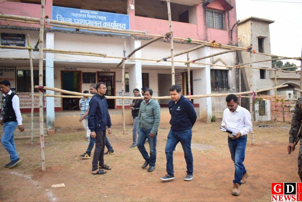 उपायुक्त ने जिला पशुपालन कार्यालय प्रांतीयकृत पशु चिकित्सालय एवं आदर्श ग्राम कार्यालय का किया निरीक्षण। 7 img 20250203 wa00214289096579063625352