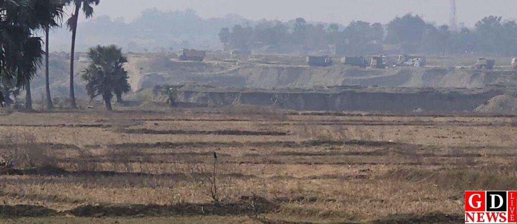 झारखंड की जमीन पर अवैध खनन करने में मशगूल बंगाल के पत्थर व्यवसाई अली। 7 img 20250204 wa00339033463537304148515