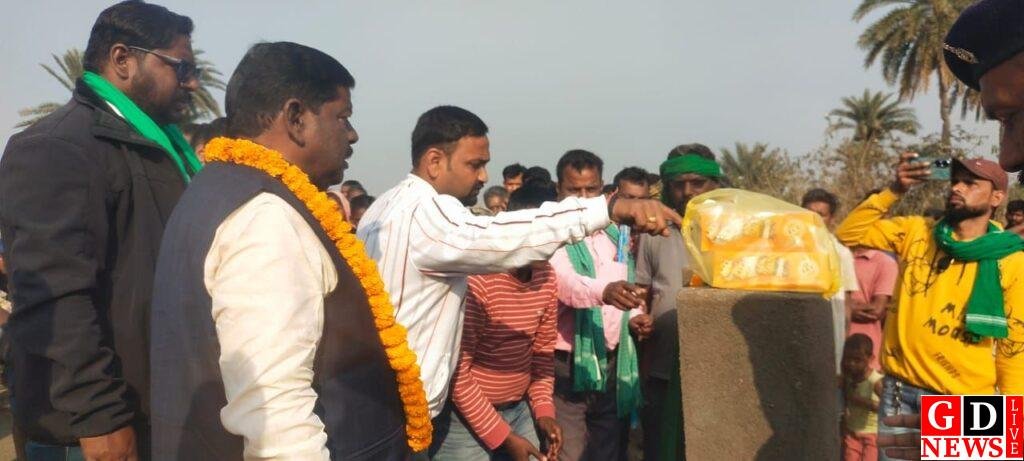 झामुमो विधायक ने कई सड़कों के अनुरक्षण और मरम्मत कार्य का किया शिलान्यास। 7 img 20250205 wa00096893422688003959471