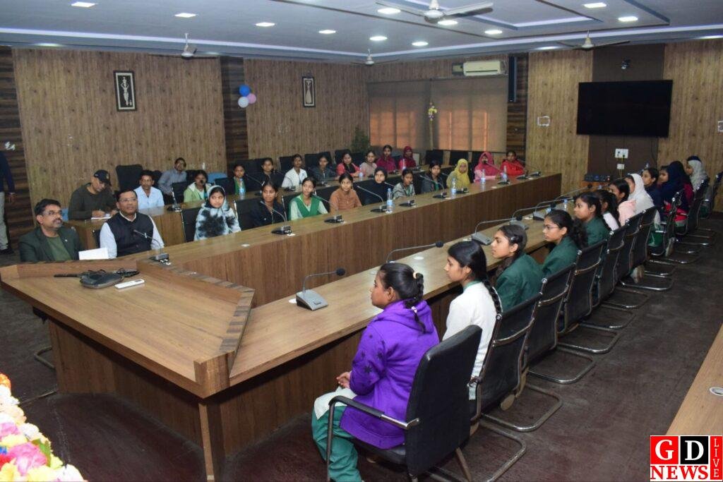 डीसी व एसपी ने सीएम एसओई गर्ल्स विद्यालय के छात्राओं से किया सीधा संवाद, सफलता के दिए मंत्र 1 img 20250205 wa00122804018419677735064