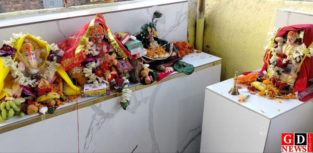 टीन के अर्ध-निर्मित मंदिर में देवी देवताओं की मूर्ति स्थापित, वैदिक मंत्रों से की गई प्राण प्रतिष्ठा। 7 img 20250205 wa00265890954900362564618