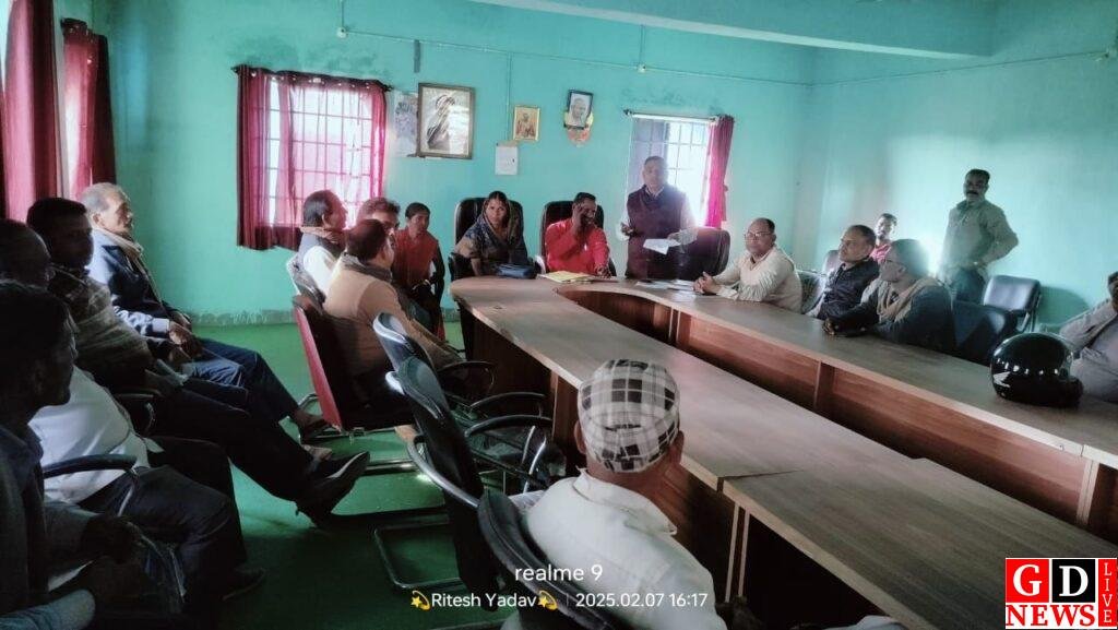 शिक्षा संबंधित रिमी पंचायत के विभिन्न विभिन्न स्कूलों से आए शिक्षकों को पंचायत सभागार रिमी में बैठक आयोजित किया गया 7 img 20250208 wa00446073636588236554853