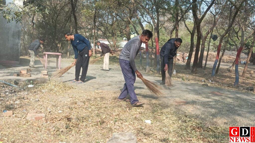 प्रखंड कार्यालय, सामुदायिक स्वास्थ्य केंद्र और थाना परिसर में सफाई अभियान चलाया गया। 7 img 20250209 wa00423324132969764295204