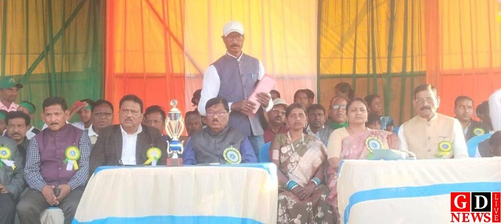 तीन दिवसीय फुटबॉल प्रतियोगिता संपन्न, विधायक ने विजेता टीम को दिया एक लाख रुपए का पुरस्कार। 6 img 20250212 wa0013357528576955175331