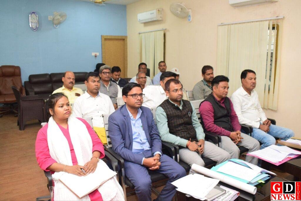 उपायुक्त की अध्यक्षता में विभिन्न विभागों के पदाधिकारियों के साथ समीक्षात्मक बैठक आयोजित। 7 img 20250218 wa00125966168974637296957