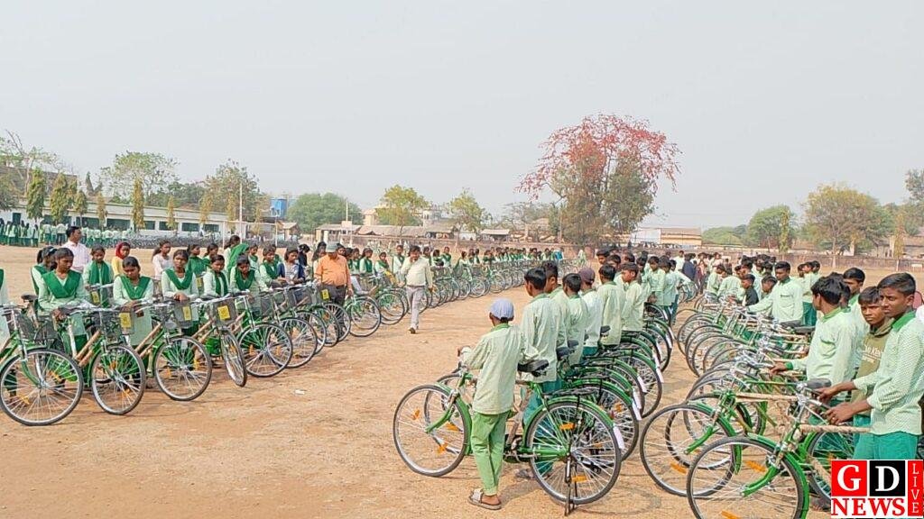 उन्नति का पहिया कार्यक्रम के तहत साइकिलों का वितरण, छात्राओं में खुशी की लहर। 7 img 20250219 wa00284766698673820970807