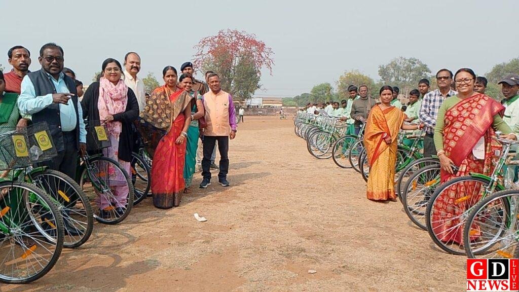 उन्नति का पहिया कार्यक्रम के तहत साइकिलों का वितरण, छात्राओं में खुशी की लहर। 8 img 20250219 wa00291301790137530911993
