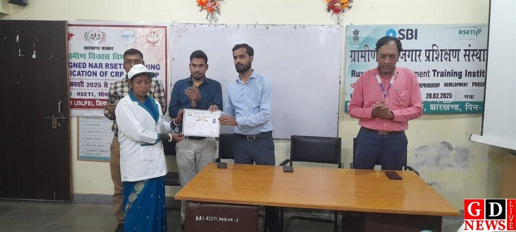 आरसेटी द्वारा नव जीवन सखी और फूलों झानो योजना के दीदियों को सर्फ साबुन निर्माण प्रशिक्षण का समापन किया गया। 7 img 20250220 wa00144102886959638161180