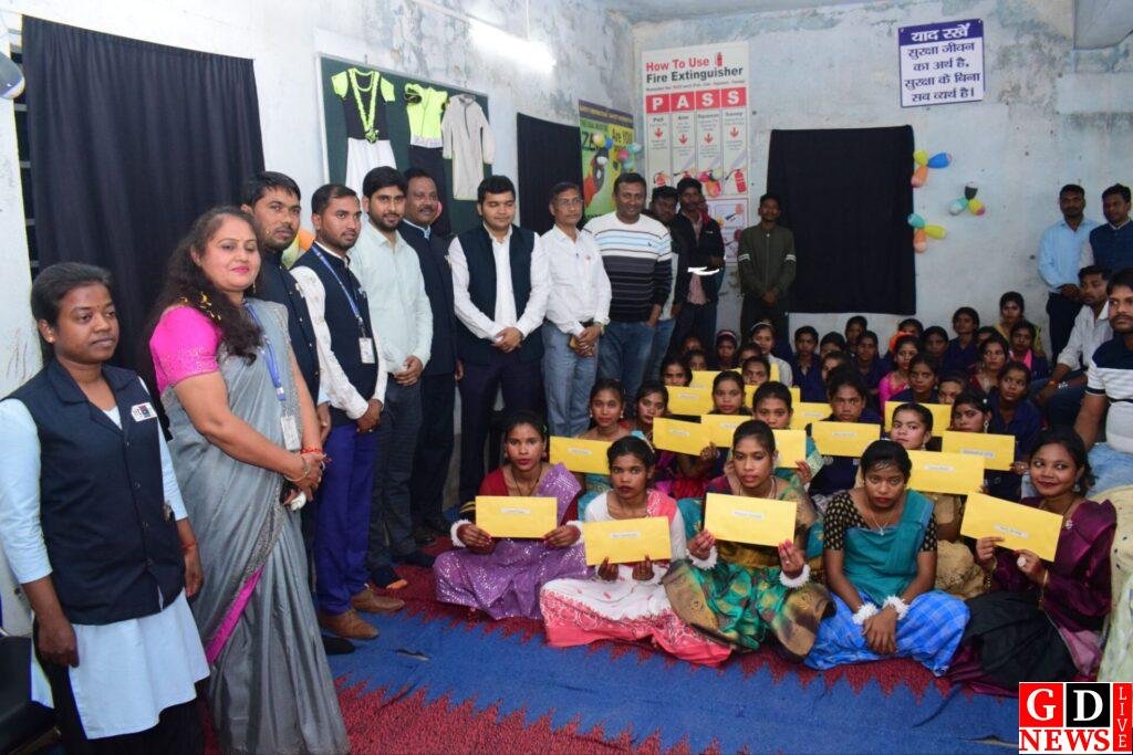 उपायुक्त मनीष कुमार ने 17 युवतियों के बीच वितरण किया नियुक्ति पत्र 7 img 20250220 wa00447858328135529158027