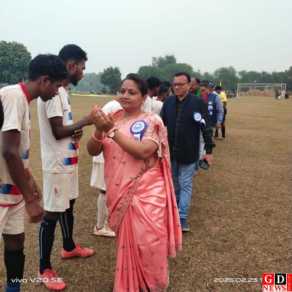 डुमरशाल में जूनियर किसान क्लब द्वारा दो दिवसीय फुटबॉल टूर्नामेंट का आयोजन। 7 img 20250224 wa00035151473511108212639