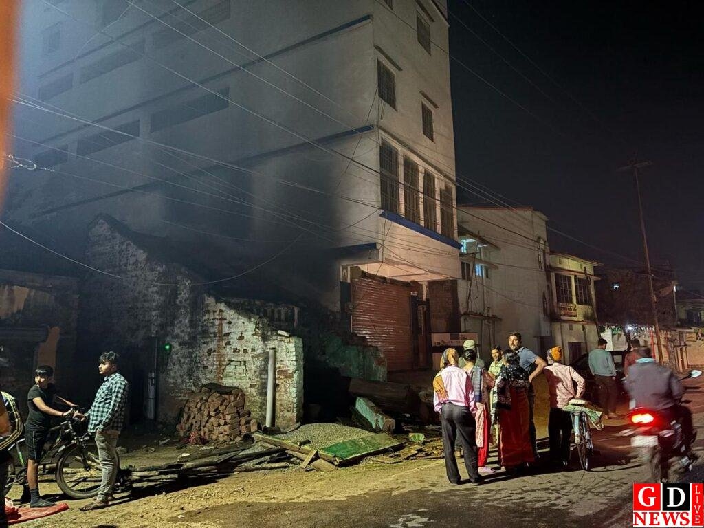 शादी में गए घर मालिक के घर लगी आग, हजारों की संपत्ति जलकर राख 7 img 20250228 wa00642638796628486630950